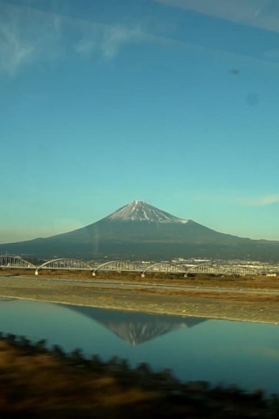 Mount Fuji Seen from a Moving Train animación